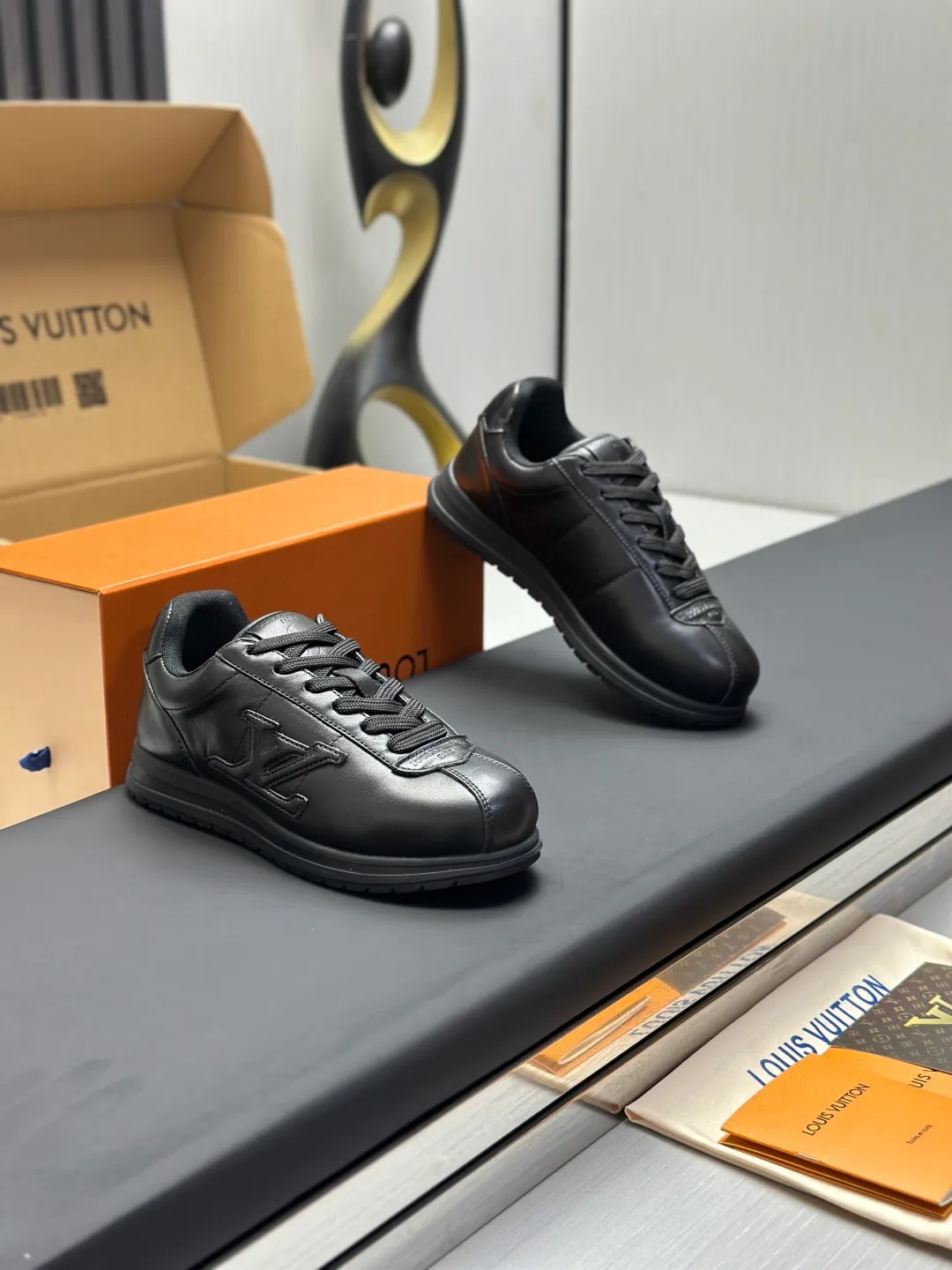 👟👟Ex-factory price 680👟👟 Full set of packaging with airplane box💰Top version LV-Louis Vuitton-classic catwalk new style 1:1 development replica of the original version! ! The upper foot is very comfortable. It is made of luxurious materials and fine workmanship. The midsole is printed with English letters "Made in Europe". The upper is made of calfskin imported from Italy. The side is decorated with the brand's LOGO and signature. The latest latex foot pads and mesh lining make the foot feel super comfortable. The original two-color TPU combination outsole is specially provided by the original factory. Bag technology Goodyear stitched edges Fabric: Exclusive customized first-layer cowhide Accessories: Exclusive private model Vuitton logo, lining: Customized silk mesh lining - first-layer silk cowhide lining Outsole: TPU combination outsole wear-resistant, non-slip and anti-yellowing Foot pads: new latex pads-mesh sweat-absorbent Counter technology: fully computerized sewing machine wire drawing Toe box back cover Hot and cold shaping Full set of pull-top lasts with medium and low logo patterns Special counter packaging - shoelaces, certificate, card, instructions, certificate of quality, dust bag, the most complete packaging on the entire network, women's 35-40 men's 38-46 (38/46 customized, non-refundable! GD9916